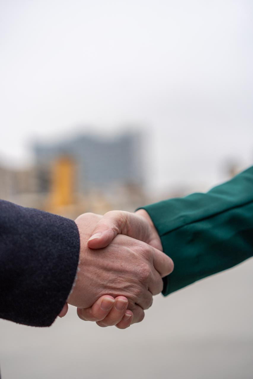 Handschlag als Symbol für vertrauensvolle Zusammenarbeit